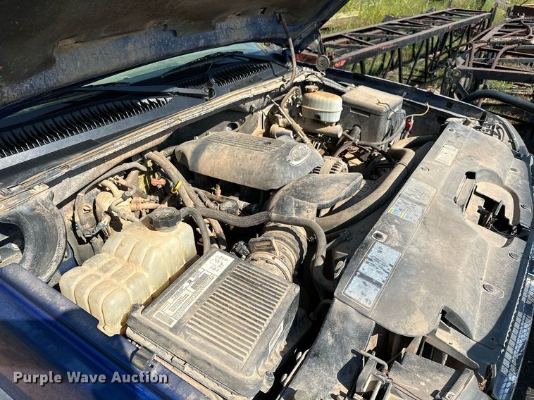 image for item OC9199 2003 Chevrolet  Silverado 2500HD Crew Cab flatbed pickup truck