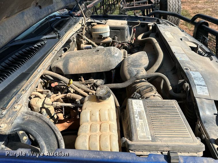 image for item OC9199 2003 Chevrolet  Silverado 2500HD Crew Cab flatbed pickup truck