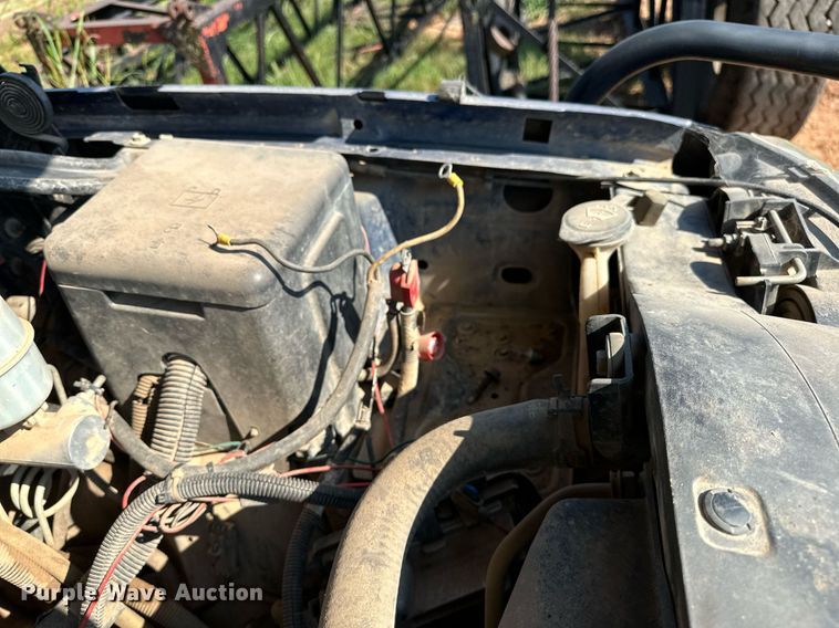 image for item OC9199 2003 Chevrolet  Silverado 2500HD Crew Cab flatbed pickup truck