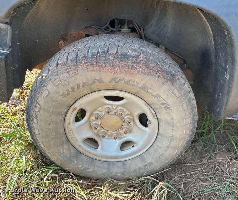 image for item OC9199 2003 Chevrolet  Silverado 2500HD Crew Cab flatbed pickup truck