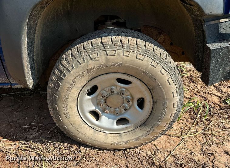 image for item OC9199 2003 Chevrolet  Silverado 2500HD Crew Cab flatbed pickup truck