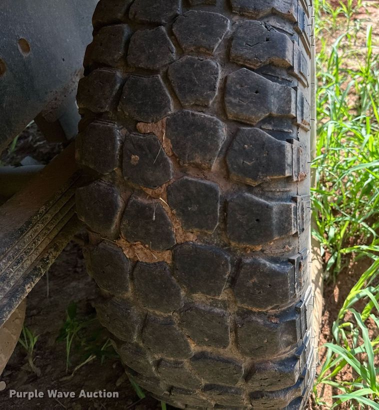 image for item OC9199 2003 Chevrolet  Silverado 2500HD Crew Cab flatbed pickup truck