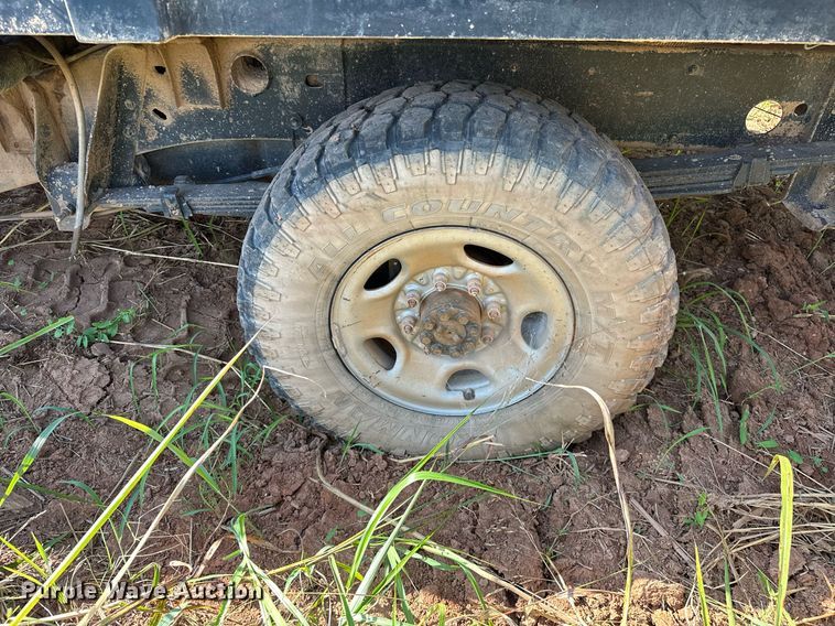 image for item OC9199 2003 Chevrolet  Silverado 2500HD Crew Cab flatbed pickup truck