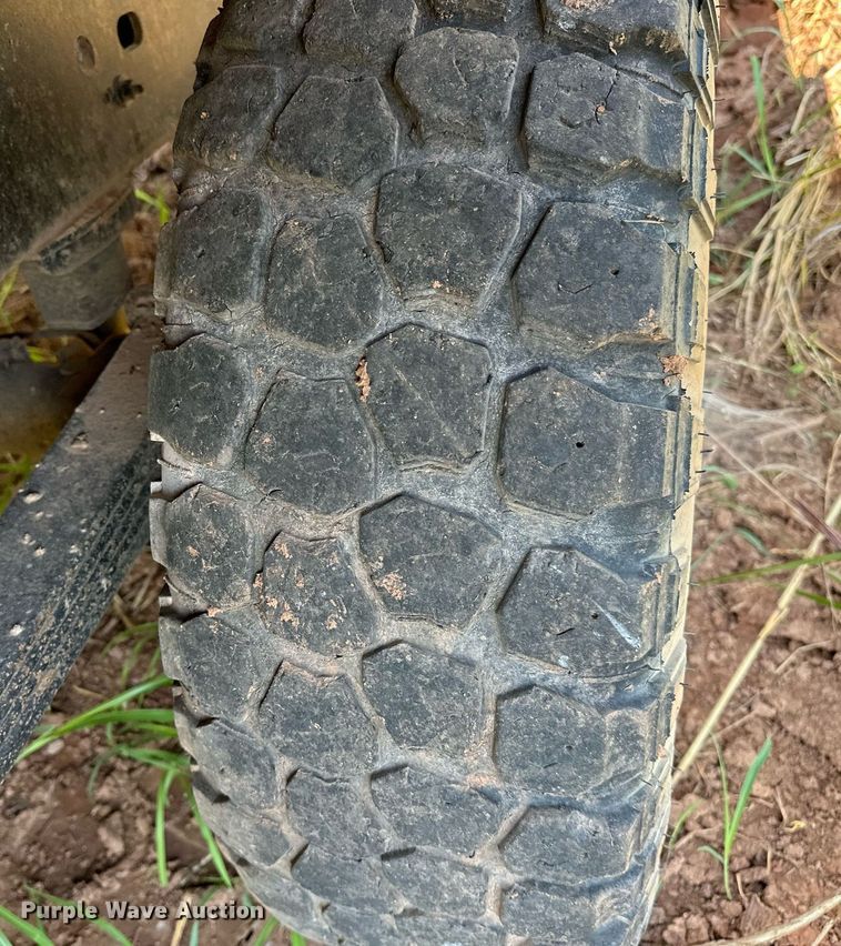 image for item OC9199 2003 Chevrolet  Silverado 2500HD Crew Cab flatbed pickup truck