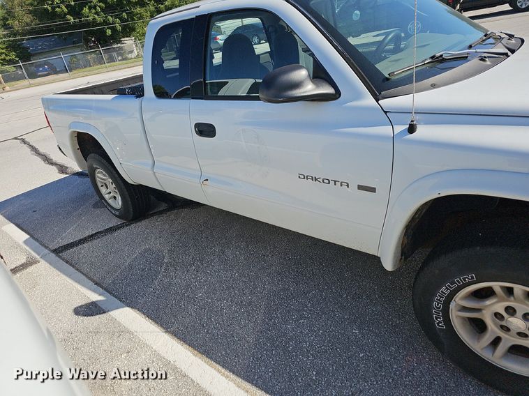 image for item OG9300 2002 Dodge Dakota SLT Club Cab pickup truck