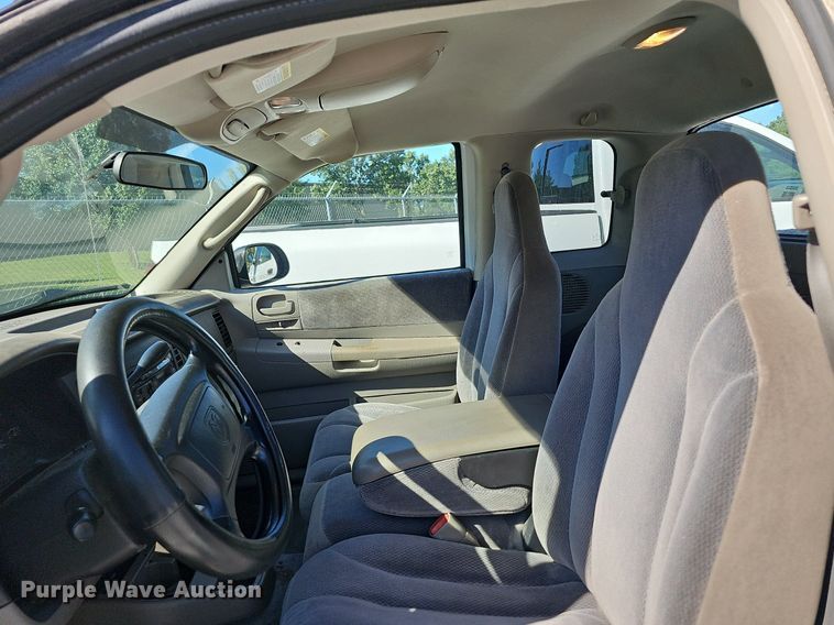 image for item OG9300 2002 Dodge Dakota SLT Club Cab pickup truck