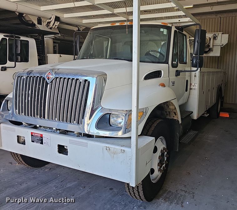 image for item OG9315 2007 International 7400   bucket truck