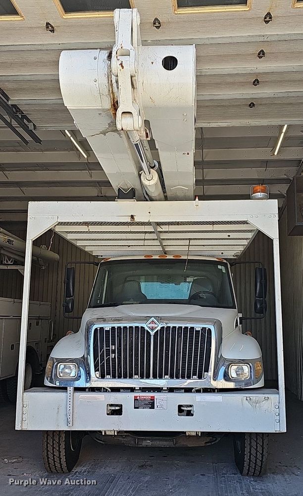 image for item OG9315 2007 International 7400   bucket truck