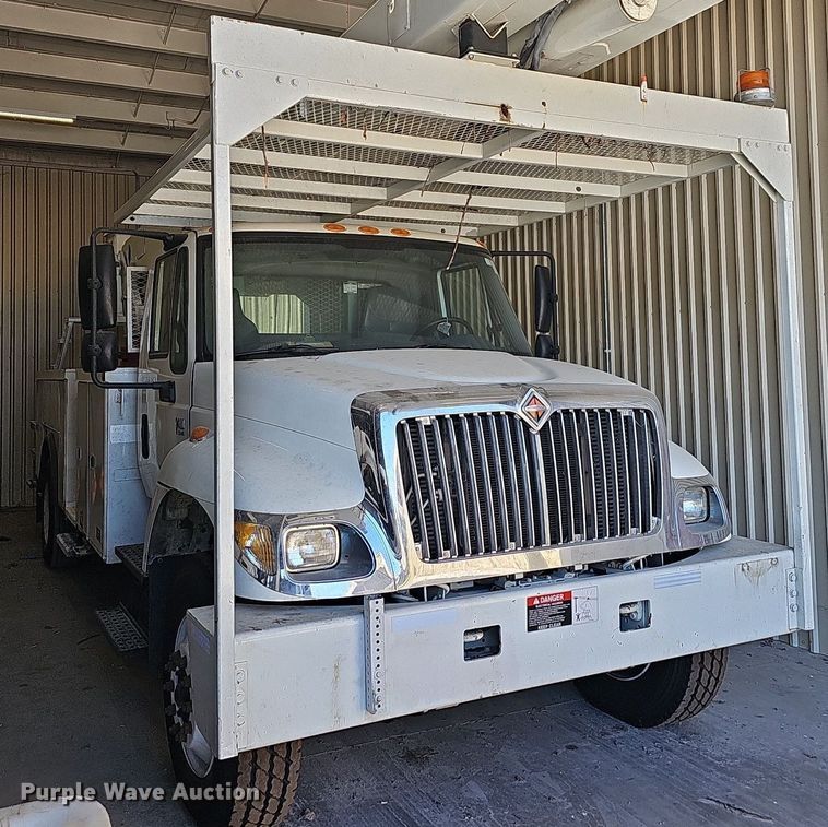 image for item OG9315 2007 International 7400   bucket truck
