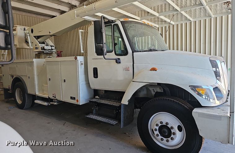image for item OG9315 2007 International 7400   bucket truck