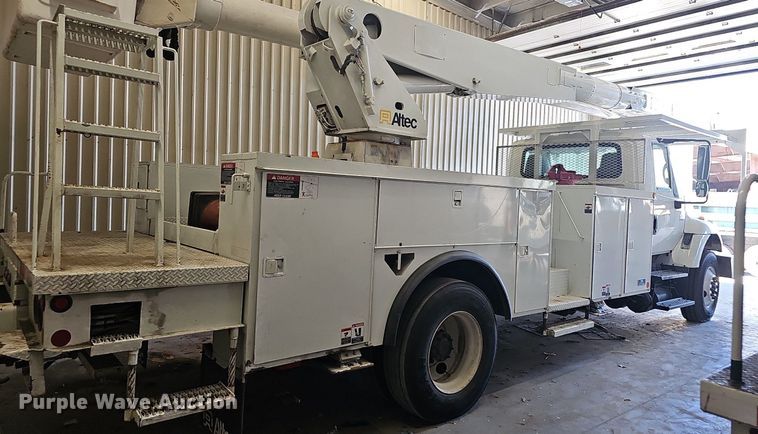 image for item OG9315 2007 International 7400   bucket truck