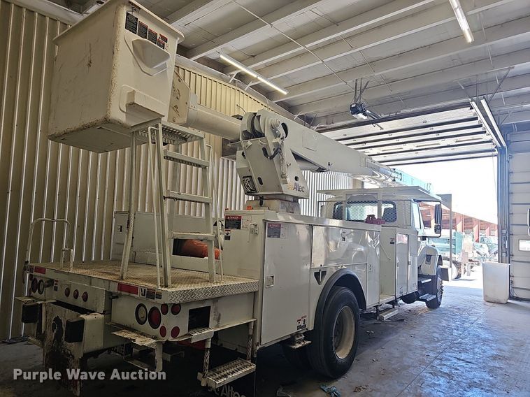 image for item OG9315 2007 International 7400   bucket truck