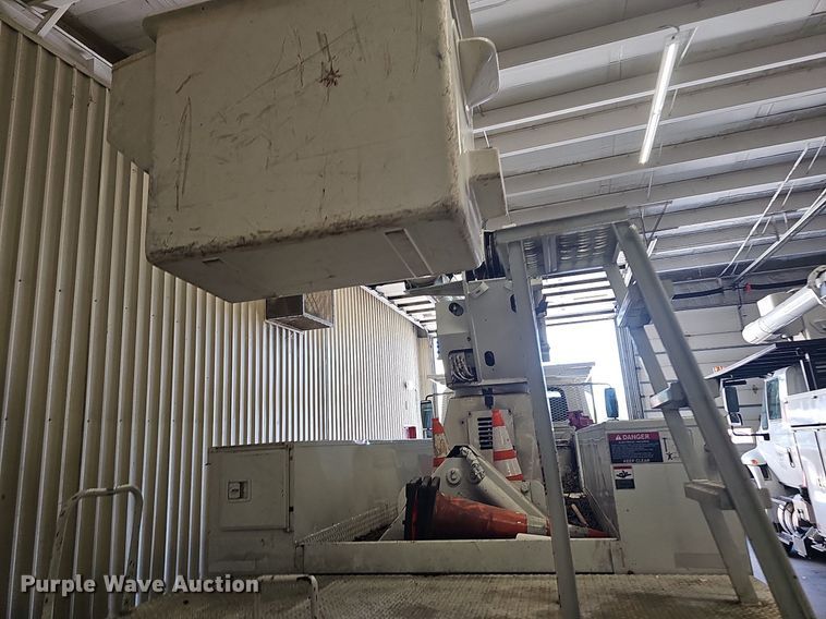 image for item OG9315 2007 International 7400   bucket truck