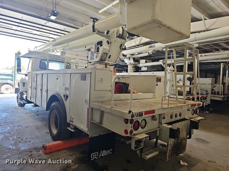 image for item OG9315 2007 International 7400   bucket truck