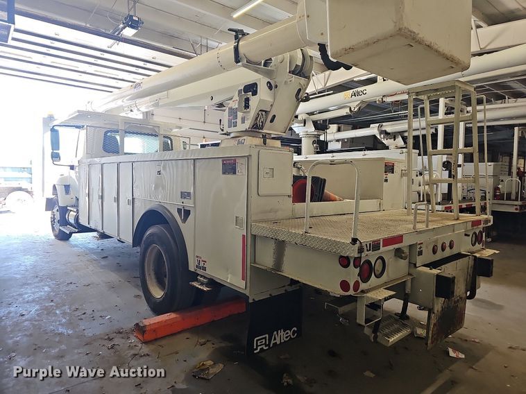 image for item OG9315 2007 International 7400   bucket truck