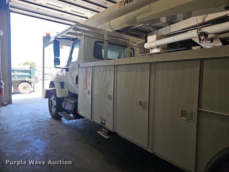 image for item OG9315 2007 International 7400   bucket truck