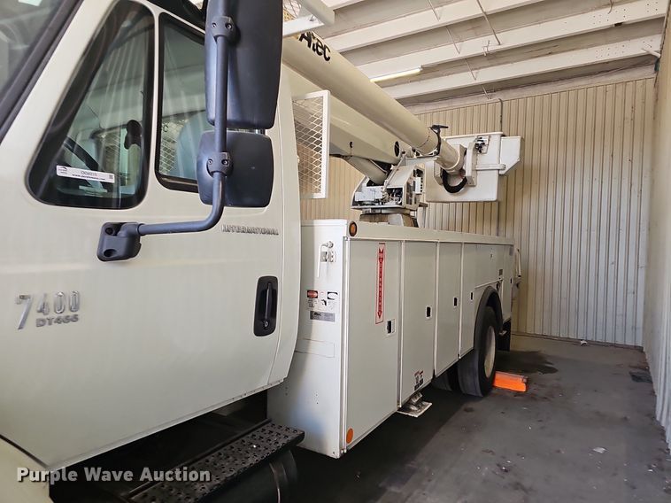 image for item OG9315 2007 International 7400   bucket truck