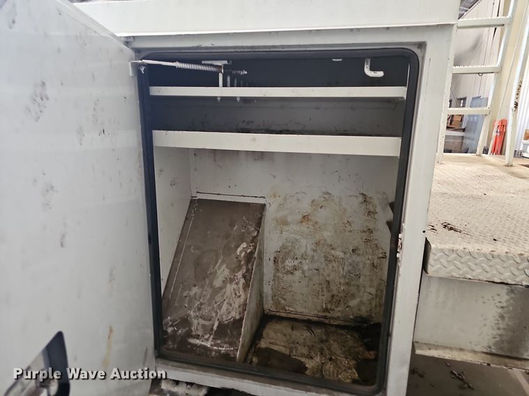 image for item OG9315 2007 International 7400   bucket truck