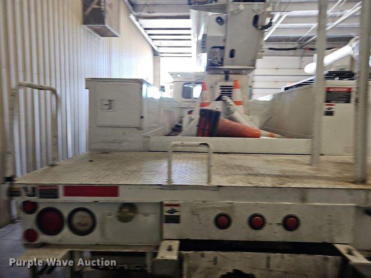 image for item OG9315 2007 International 7400   bucket truck