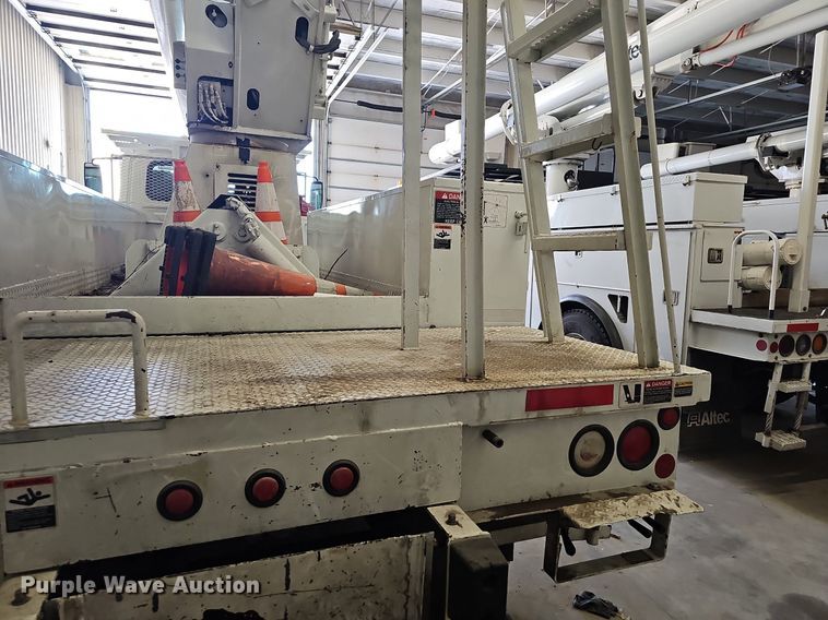 image for item OG9315 2007 International 7400   bucket truck