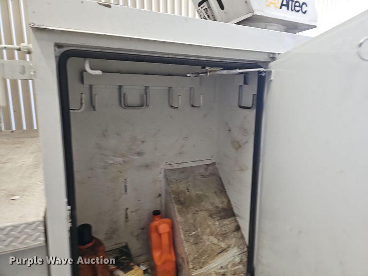 image for item OG9315 2007 International 7400   bucket truck