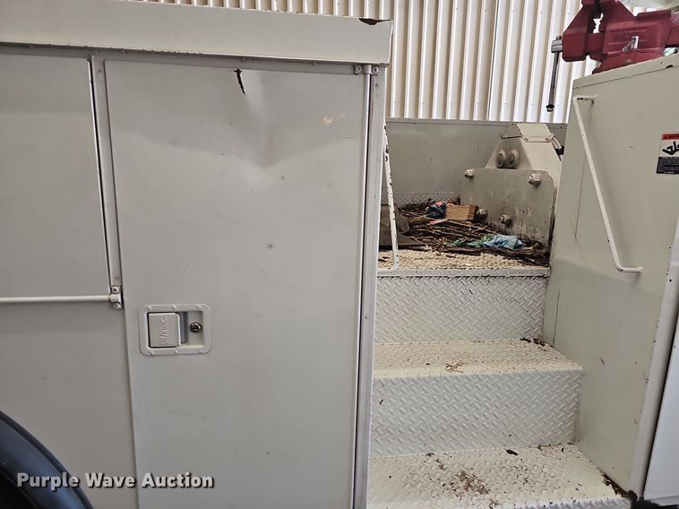 image for item OG9315 2007 International 7400   bucket truck