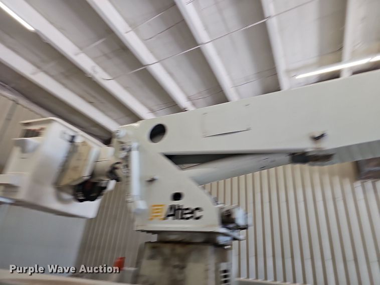 image for item OG9315 2007 International 7400   bucket truck