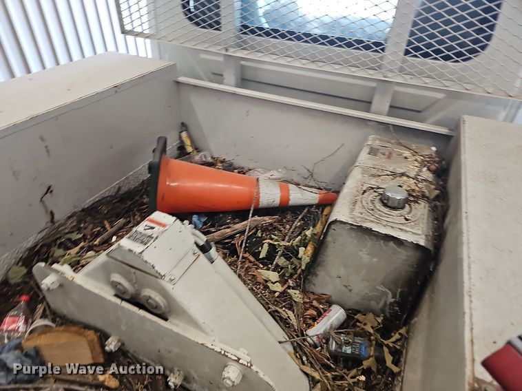 image for item OG9315 2007 International 7400   bucket truck