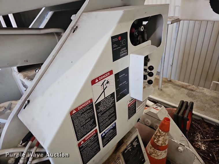 image for item OG9315 2007 International 7400   bucket truck