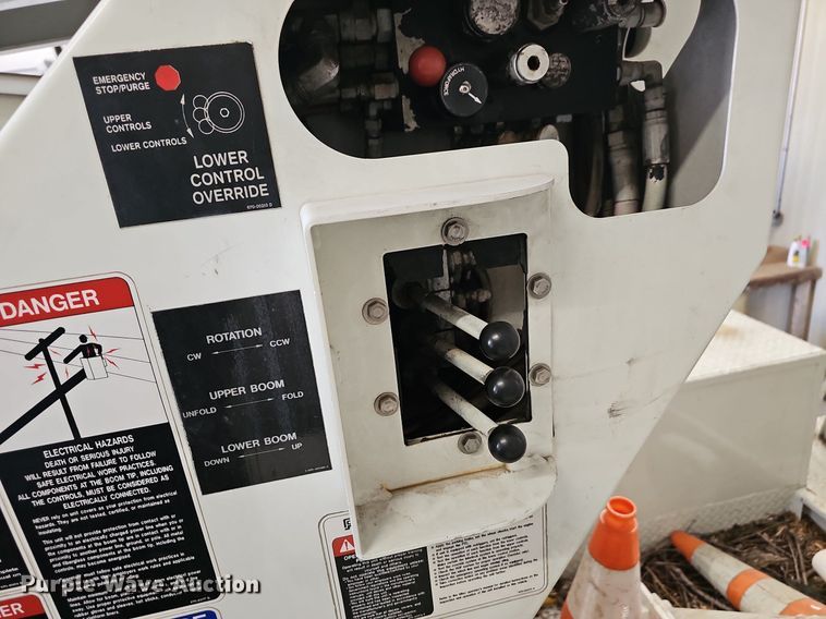 image for item OG9315 2007 International 7400   bucket truck