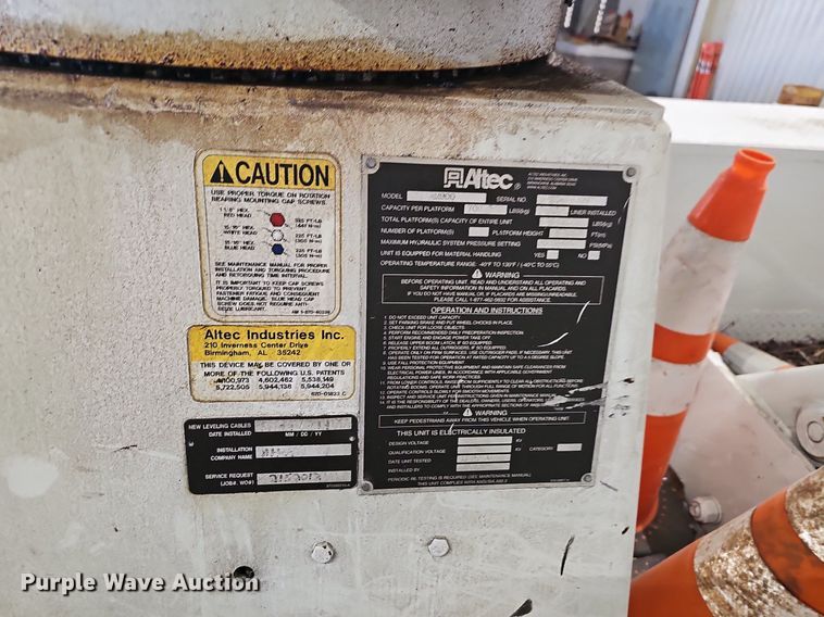 image for item OG9315 2007 International 7400   bucket truck