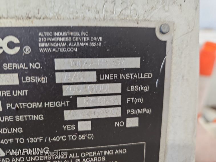 image for item OG9315 2007 International 7400   bucket truck