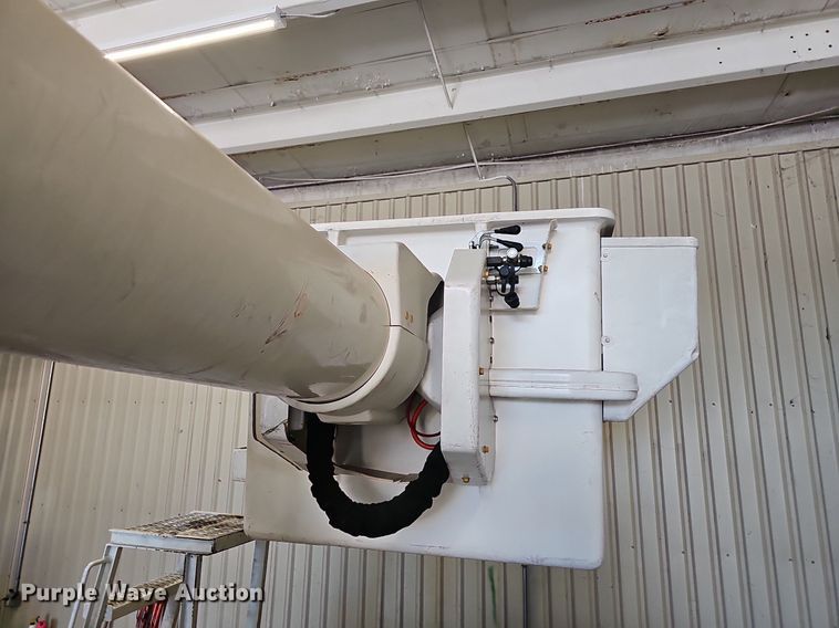 image for item OG9315 2007 International 7400   bucket truck