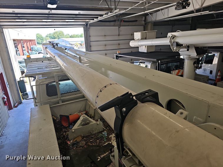 image for item OG9315 2007 International 7400   bucket truck