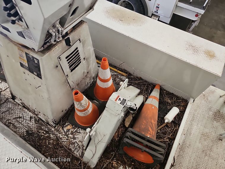 image for item OG9315 2007 International 7400   bucket truck