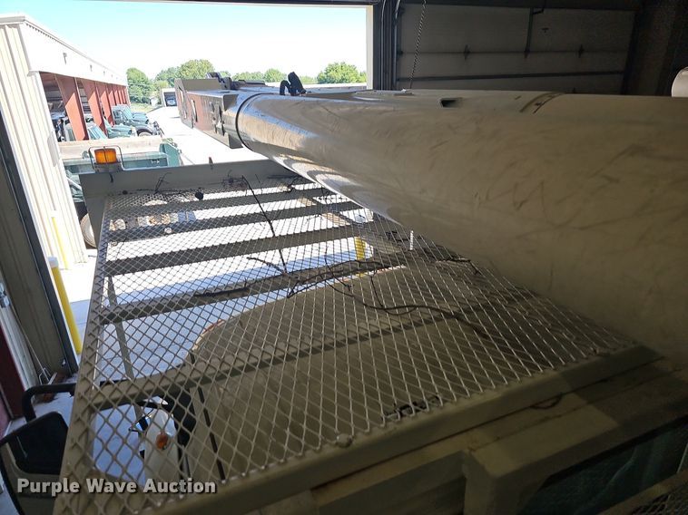 image for item OG9315 2007 International 7400   bucket truck