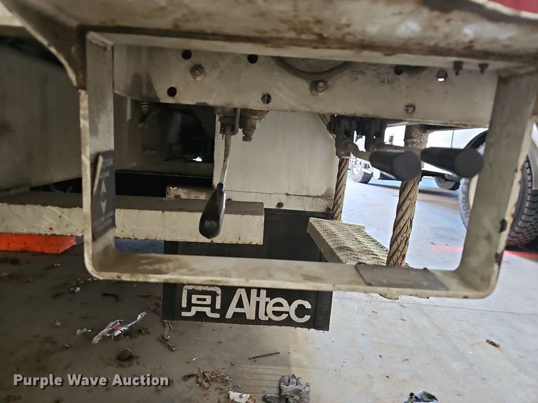 image for item OG9315 2007 International 7400   bucket truck