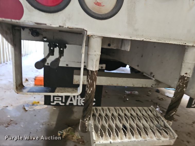 image for item OG9315 2007 International 7400   bucket truck