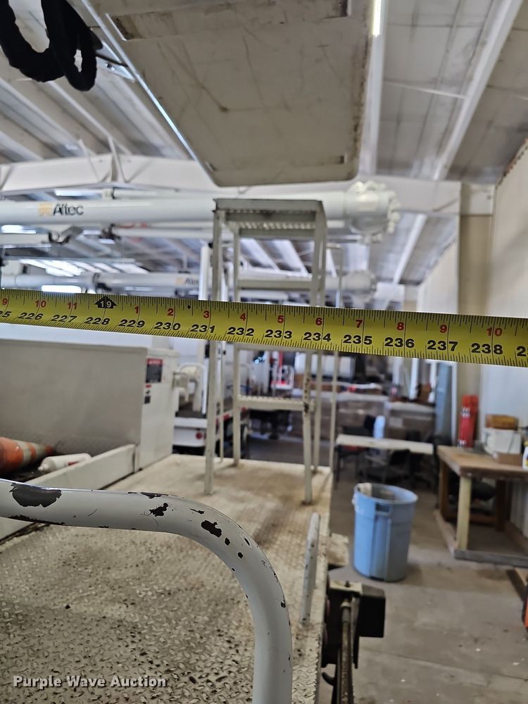 image for item OG9315 2007 International 7400   bucket truck