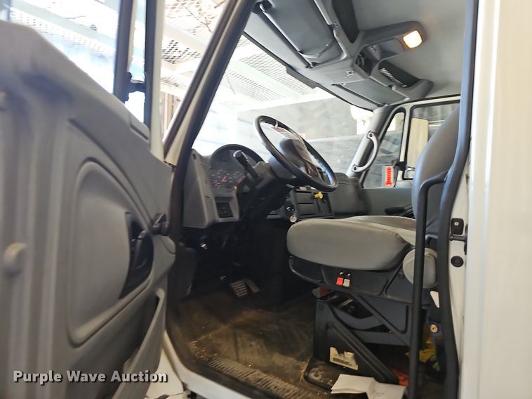 image for item OG9315 2007 International 7400   bucket truck