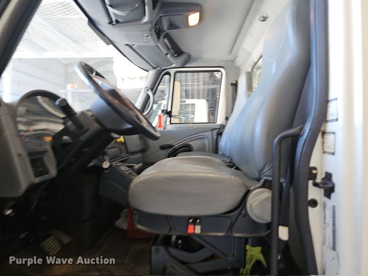 image for item OG9315 2007 International 7400   bucket truck