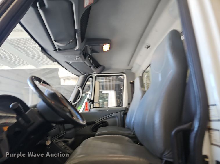 image for item OG9315 2007 International 7400   bucket truck