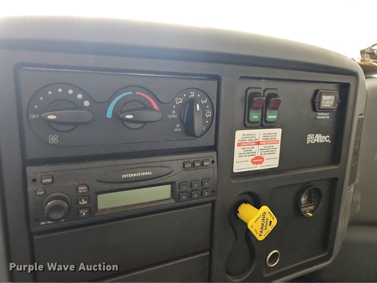 image for item OG9315 2007 International 7400   bucket truck