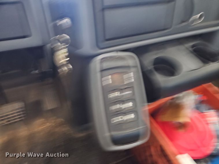 image for item OG9315 2007 International 7400   bucket truck