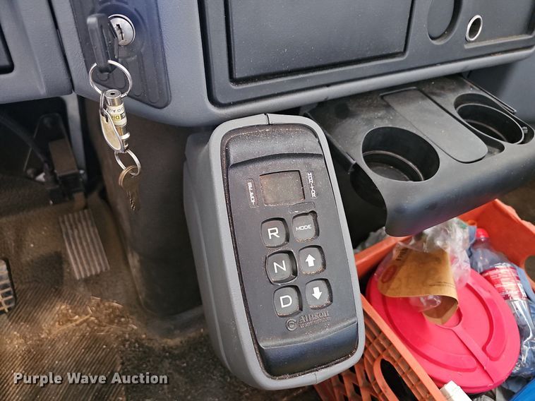 image for item OG9315 2007 International 7400   bucket truck