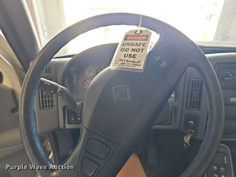 image for item OG9315 2007 International 7400   bucket truck