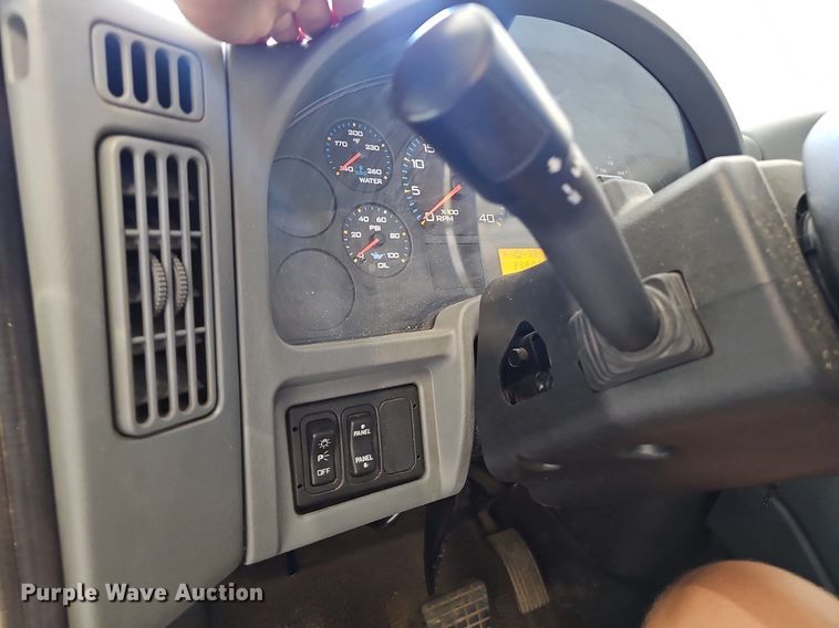 image for item OG9315 2007 International 7400   bucket truck