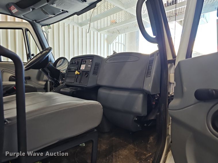 image for item OG9315 2007 International 7400   bucket truck