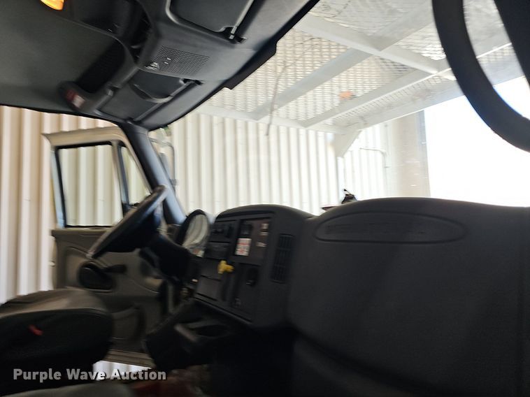 image for item OG9315 2007 International 7400   bucket truck