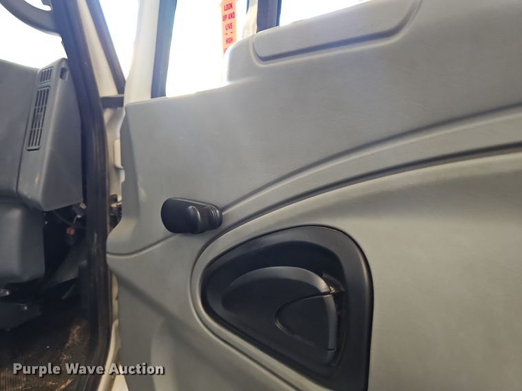 image for item OG9315 2007 International 7400   bucket truck